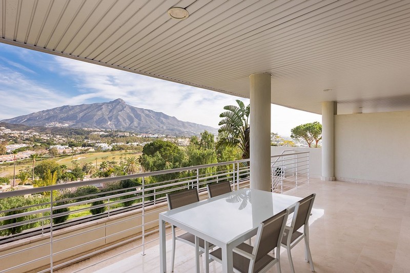 Contemporary apartment in La Corniche, Nueva Andalucia